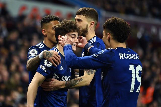 足协杯赛前举办垫场赛，张凌峰等四名成年球员对阵五十名小球员