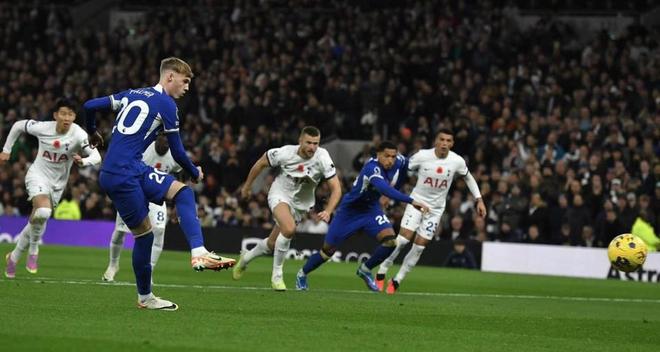 足球中超球队进入封闭训练，外界高度关注