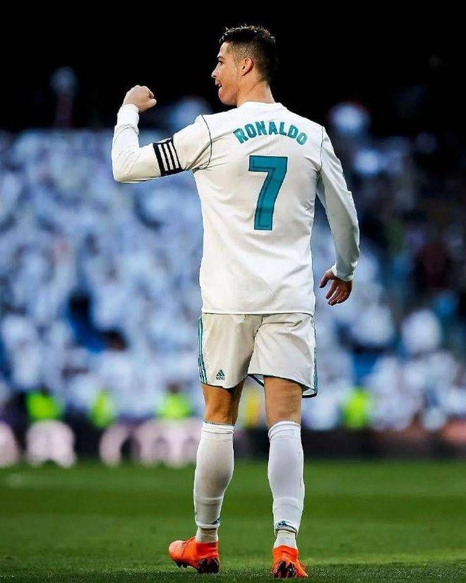 有些尴尬，巴林门将在成功扑救后不慎用脚打入乌龙且弄伤自己