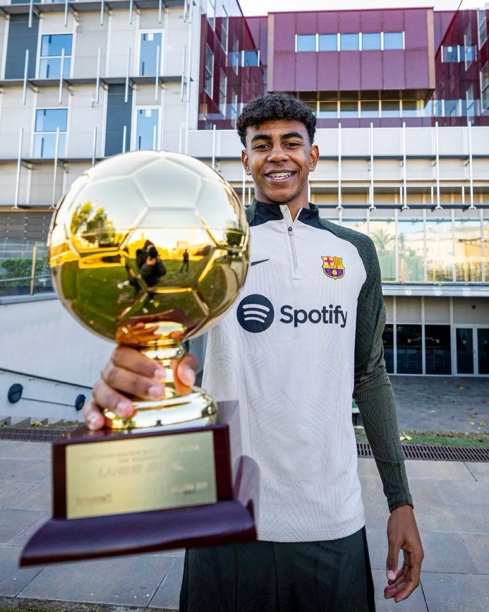 曼晚：曼联决定让莱昂先在青训梯队效力，以适应英格兰足球