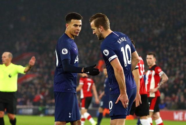 前锋单场双响，全场瞩目