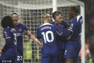 阮奇龙庆祝冲超：美好的一个赛季，一起期待2026新的挑战